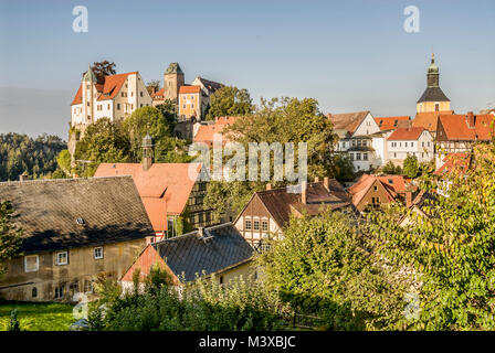 Villaggio e Castello Hohnstein nella regione della Svizzera Sassonia, Sassonia, Germania Foto Stock