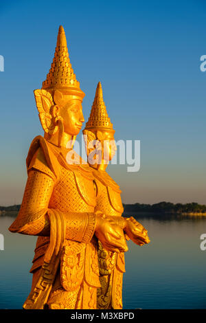 Golden statue sono decorare il Gen. Pyi Gyi Mon Royal Barge, una piscina ristorante galleggiante sul Lago Kandawgyi presso sunrise Foto Stock