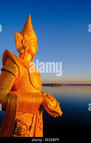 Golden statue sono decorare il Gen. Pyi Gyi Mon Royal Barge, una piscina ristorante galleggiante sul Lago Kandawgyi presso sunrise Foto Stock