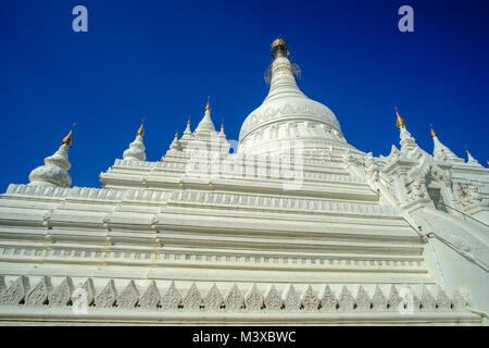 Amarapura Pahtodawgyi è un grande Pagoda Bianca nei dintorni di U Bein Bridge Foto Stock