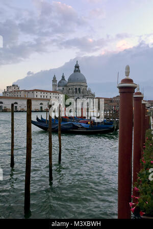 Gondole attraccate in Canal Grande al tramonto, Venezia, 2017. Foto Stock