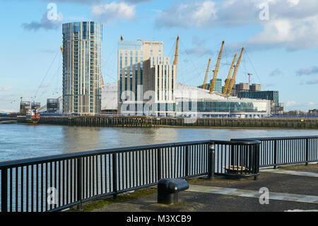 L'O2 Arena e il nuovo Intercontinental Hotel, dalla riva nord del Tamigi a Pioppo, East London, Regno Unito Foto Stock