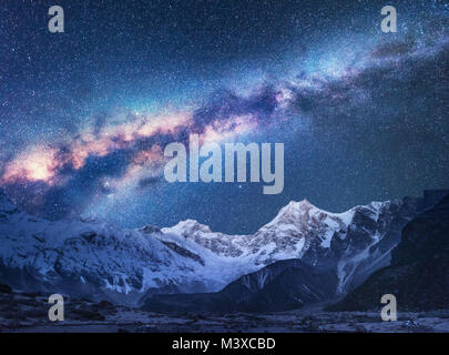 Spazio. Via Lattea e montagne. Fantastica vista con le montagne e il cielo stellato di notte in Nepal. Valle di montagna e il cielo con le stelle. Splendido Himalaya Foto Stock