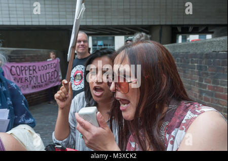 Le donne portano il canto di slogan in una rumorosa protesta al di fuori delle assemblea ordinaria della Vedanta, soprannominato 'il mondo più odiato mining company" per la sua envrionmental e le violazioni dei diritti umani in tutto il mondo. Foto Stock