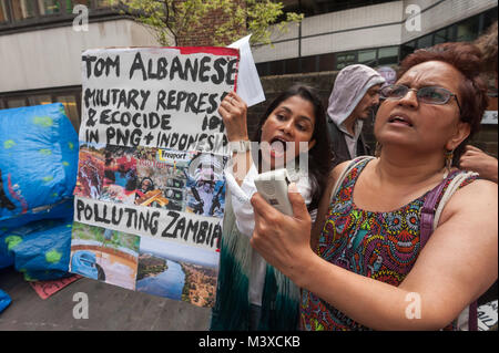 Le donne portano il canto di slogan in una rumorosa protesta al di fuori delle assemblea ordinaria della Vedanta, soprannominato 'il mondo più odiato mining company" per la sua envrionmental e le violazioni dei diritti umani in tutto il mondo. Foto Stock