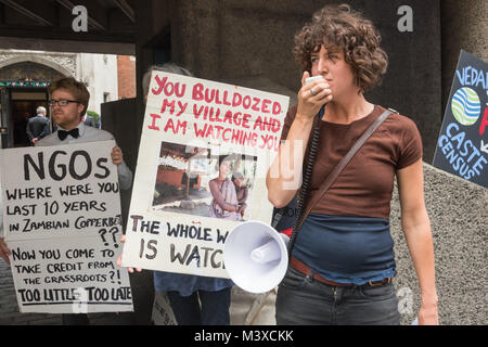 I dimostranti fuori dall'assemblea generale degli azionisti del Vedanta, soprannominato 'il mondo più odiato mining company" per la sua envrionmental e le violazioni dei diritti umani in tutto il mondo. Foto Stock