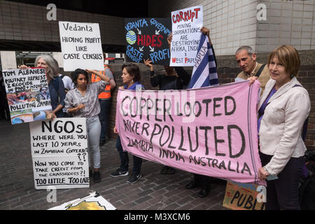 I manifestanti con striscioni e cartelloni al di fuori delle assemblea ordinaria della Vedanta, soprannominato 'il mondo più odiato mining company" per la sua envrionmental e le violazioni dei diritti umani in tutto il mondo. Foto Stock