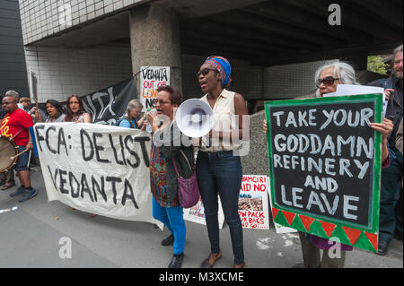 I dimostranti fuori dall'assemblea generale degli azionisti del Vedanta, soprannominato 'il mondo più odiato mining company" per la sua envrionmental e le violazioni dei diritti umani in tutto il mondo per la chiamata alla società di essere tolta dal listino di comportamento finanziario competente. Foto Stock