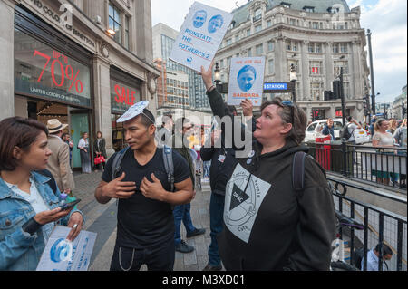 Regno voci del mondo hanno protestato per Sotheby's per la reintegrazione di 2 lavoratori licenziati per protestare per malati pagare, vacanze e pensioni. Percy, uno dei Sotheby's due con Paula Peters (destra) e altri manifestanti incontro a Oxford Circus. Foto Stock