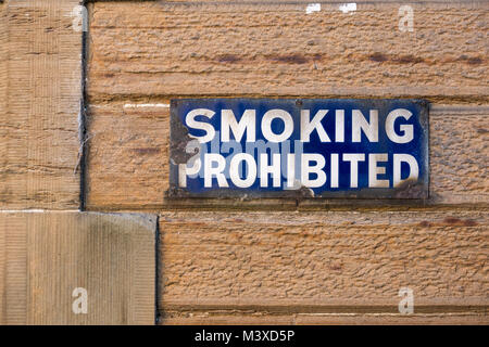 Il vecchio segno blu, Vietato fumare, sul muro di pietra arenaria, ingresso al Eskmills restaurato complesso per uffici, Musselburgh, East Lothian, Scozia, Regno Unito Foto Stock