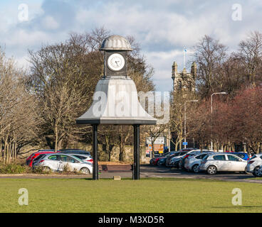 Vecchio orologio Hayweights con tempo di pomeriggio, centro commerciale Avenue, Musselburgh, East Lothian, Scozia UK, con auto nel parcheggio auto Foto Stock