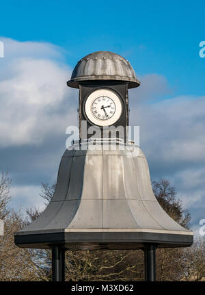 Vecchio orologio Hayweights con pomeriggio tempo che mostra, centro commerciale Avenue, Musselburgh, East Lothian, Scozia UK Foto Stock