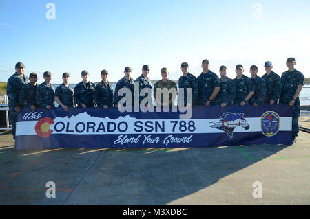 180112-N-JE719-233 Port Canaveral, Fla. (12 gennaio 2018) gli ufficiali assegnati alle unità Pre-Commissioning Colorado (SSN 788) post per una foto di gruppo. Colorado è il quindicesimo Virginia attacco di classe e sottomarino è pianificato per essere commissionato Marzo 17, 2018. (U.S. Foto di Marina di Massa lo specialista di comunicazione 1a classe Jeffrey M. Richardson/rilasciato) Foto Stock