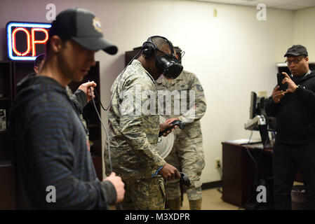 Un 366 Training Squadron impianti elettrici apprendista studente del corso a Sheppard Air Force Base in Texas, esperienze di una realtà virtuale del programma di simulazione chiamato "il listone" mentre curiosi di guardare e supervisionare gen. 26, 2018 a Sheppard AFB. I tirocinanti, i primi a provare la nuova tecnologia, sono stati scelti per partecipare in una realtà virtuale di dimostrazione per ottenere un feedback, che sarà utile per vedere qual è il passo successivo sarebbe con VR. (U.S. Air Force foto di Airman 1. Classe Pedro Tenorio) Foto Stock