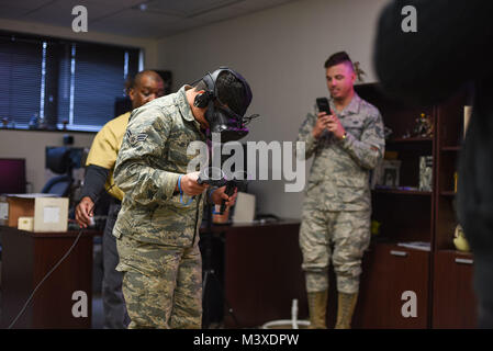 Un 366 Training Squadron impianti elettrici apprendista studente del corso a Sheppard Air Force Base in Texas, guarda giù al piano Gen 26, 2018. Lo studente è in una realtà virtuale di simulazione, dove egli è circa 300 metri in aria in piedi su una tavola collegata ad un grattacielo. Questa simulazione è stato testato per vedere come gli studenti dovrebbero reagire in alti luoghi. (U.S. Air Force foto di Airman 1. Classe Pedro Tenorio) Foto Stock