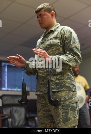 Un 366 Training Squadron impianti elettrici apprendista studente del corso a Sheppard Air Force Base in Texas, tiene fuori la sua mano per arrivare a cinghiate in un sistema di realtà virtuale Gen 26, 2018. Il sistema di realtà virtuale si compone di due parti principali: la cuffia e i comandi a mano. Queste due parti dare all'utente la possibilità di vedere e sentire che cosa sta nella simulazione e di essere in grado di "toccare" e interagire con alcune parti della simulazione come bene. (U.S. Air Force foto di Airman 1. Classe Pedro Tenorio) Foto Stock