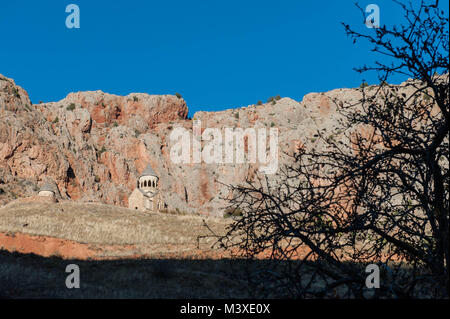 Noravank, il significato di "nuovo monastero' in armeno è un 13esimo secolo monastero armeno, situato a 122km da Yerevan in una stretta gola . Foto Stock