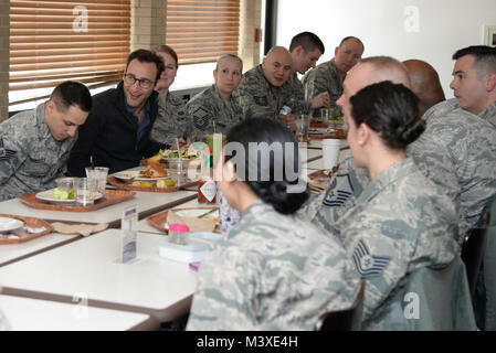 Simon Sinek condivide il pranzo con gli avieri Febbraio 1, 2018 a Patterson Dining Facility a Dover Air Force Base, Del. Team Dover sottufficiali, Sottufficiale superiore e società di ufficiali di grado ha chiesto Sinek domande circa il suo punto di vista sulla leadership e followership durante il pranzo. (U.S. Air Force photo by Staff Sgt. Aaron J. Jenne) Foto Stock