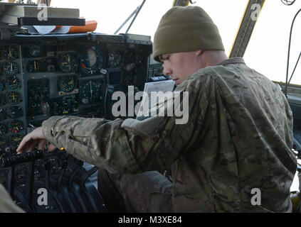 Senior Airman William Urquhart, 455th Expeditionary Manutenzione aeromobili squadrone CE-130H Compass chiamata propulsione aerospaziale, i controlli delle funzioni del motore sul CE-130H Febbraio 2, 2018 a Bagram Airfield, Afghanistan. La CE-130H ha la missione di marmellata di comunicazioni e raccogliere intelligence per le truppe. (U.S. Air Force foto/Staff Sgt. La divina Cox) Foto Stock