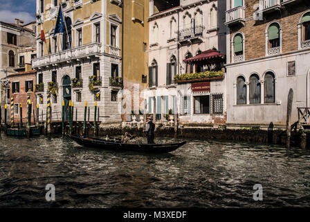 Venezia-Marzo 9: immagine iconica con gondola,gondoliere e costruzioni classiche,Venezia,l'Italia,su marzo 9,2017. Foto Stock