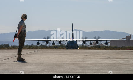 Un U.S. Air Force HC-130J contro il re II dalla 79th Rescue Squadron ritorna da una distribuzione a sostegno della Combined Joint Task Force inerente operazione risolvere al momento Davis-Monthan Air Force Base, Ariz., 6 febbraio 2018. I membri sia dalla 79th RQS e il 923rd Manutenzione aeromobili squadrone restituito dopo un giorno 120 deployment in cui erano in stato di allerta per combattere la ricerca e il salvataggio e il recupero del personale delle missioni. (U.S. Air Force photo by Staff Sgt. Chris Drzazgowski) Foto Stock