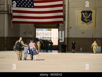 Un U.S. Airman passeggiate fuori la linea di volo con la sua famiglia dopo il ritorno a casa da una distribuzione a sostegno della Combined Joint Task Force inerente operazione risolvere al momento Davis-Monthan Air Force Base, Ariz., 6 febbraio 2018. I membri sia dalla 79th RQS e il 923rd Manutenzione aeromobili squadrone restituito dopo un giorno 120 deployment in cui erano in stato di allerta per combattere la ricerca e il salvataggio e il recupero del personale delle missioni. (U.S. Air Force photo by Staff Sgt. Chris Drzazgowski) Foto Stock