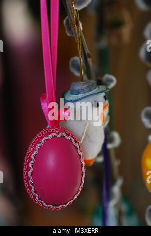 Colorfully decorato uovo di Pasqua nel colore magenta su albero di Pasqua Foto Stock