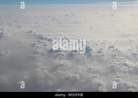 Il cloud di consistenza e di cielo blu durante il tramonto visto da aereo Foto Stock