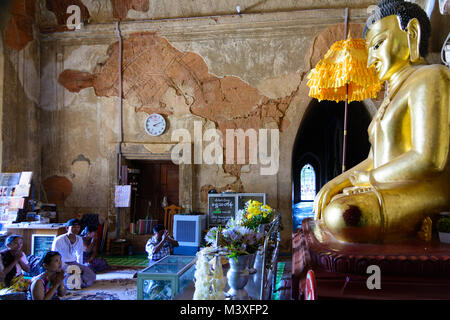 Bagan: Tempio Htilominlo, immagine del Buddha, adoratore, , Mandalay Regione, Myanmar (Birmania) Foto Stock