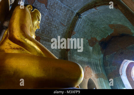 Bagan: Tempio Htilominlo, immagine del Buddha, adoratore, , Mandalay Regione, Myanmar (Birmania) Foto Stock