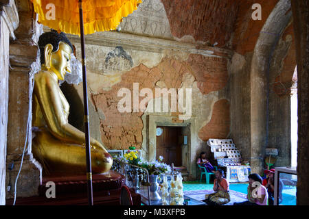 Bagan: Tempio Htilominlo, immagine del Buddha, adoratore, , Mandalay Regione, Myanmar (Birmania) Foto Stock