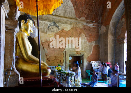 Bagan: Tempio Htilominlo, immagine del Buddha, adoratore, , Mandalay Regione, Myanmar (Birmania) Foto Stock