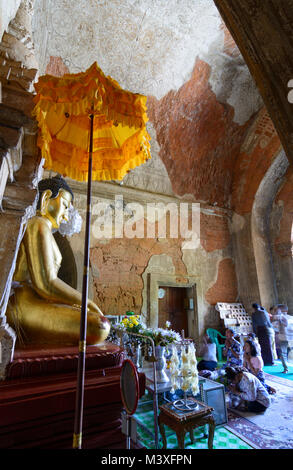 Bagan: Tempio Htilominlo, immagine del Buddha, adoratore, , Mandalay Regione, Myanmar (Birmania) Foto Stock