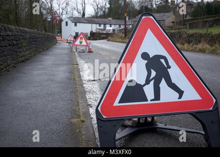 Segni indicanti i lavori stradali in anticipo. Foto Stock