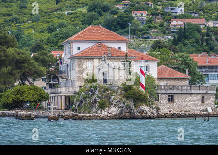 Chiesa di Sant'Elia e edifico dell Istituto di biologia marina in Dobrota, piccola cittadina nei pressi di Cattaro nella Baia di Kotor, Mare Adriatico in Montenegro Foto Stock