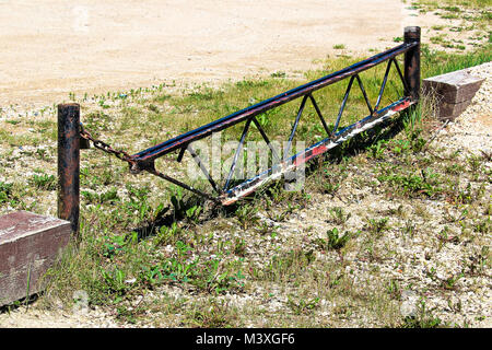 Un metallo barriera di porta che conduce al di fuori di un parcheggio. Foto Stock