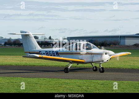 Piper PA-38-112 Tomahawk a Wellesbourne Airfield, Warwickshire, Regno Unito (G-BGBW) Foto Stock