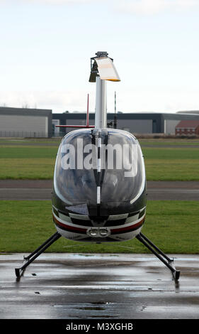 Robinson R22 Beta II elicottero, vista frontale, a Wellesbourne Airfield, Warwickshire, Regno Unito (G-WINR) Foto Stock