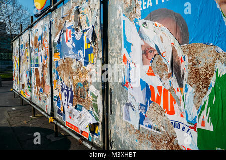 Milano, Italia - Feb 10, 2018: strappato cartelloni davanti a 2018 Italiano elezione generale si terrà il 4 marzo, 2018 Foto Stock