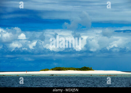 Spiaggia di sabbia bianca sulle isole delle Maldive. Gaafu Alifu Atoll. Foto Stock