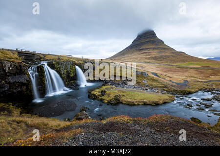 La cascata e di una splendida vista sul monte kirkjufell in Islanda europa awesome Foto Stock