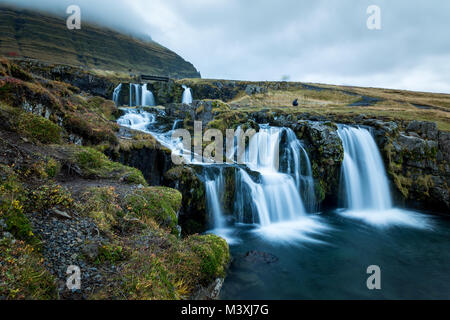 La cascata e di una splendida vista sul monte kirkjufell in Islanda europa awesome Foto Stock