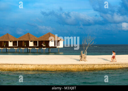Bungalow di lusso ville in Residence Hotel e Resort, Gaafu Alifu Atoll. Isole delle Maldive. Foto Stock