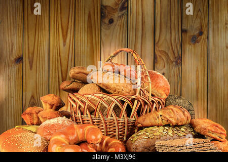 Prodotti di pane su sfondo parete in legno. Immagine dai toni in stile retrò. Foto Stock