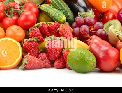 Utile raccolta di ortaggi e frutta e bacche isolati su sfondo bianco. Spazio di copia Foto Stock