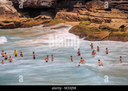 Persone nuotare nell'oceano off Tamarama beach, Sydney sobborghi orientali,l'Australia su una giornata d'estate Foto Stock