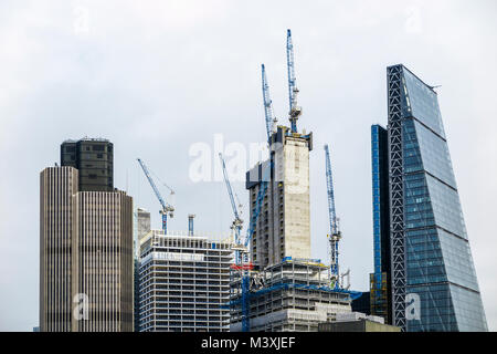 London EC3 proprietà commerciale skyline: Cheesegrater, concrete core del nuovo grattacielo 22 Bishopsgate in costruzione, torre 42 & 100 Bishopsgate Foto Stock