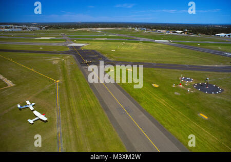 Vista aerea delle piste di decollo e atterraggio a Sydney (Kingsford Smith) Aeroporto (IATA: SYD, ICAO: YSSY ) in Australia. Foto Stock