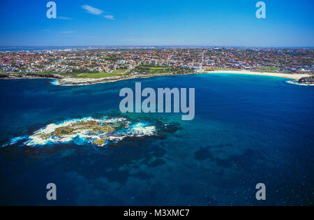 Una veduta aerea di Coogee Beach e torta di nozze Island a Sydney, Australia.