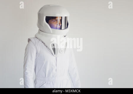 Astronauta nel casco cercando di destra e puntamento. Fantastica tuta  spaziale. Esplorazione dello spazio esterno Foto stock - Alamy
